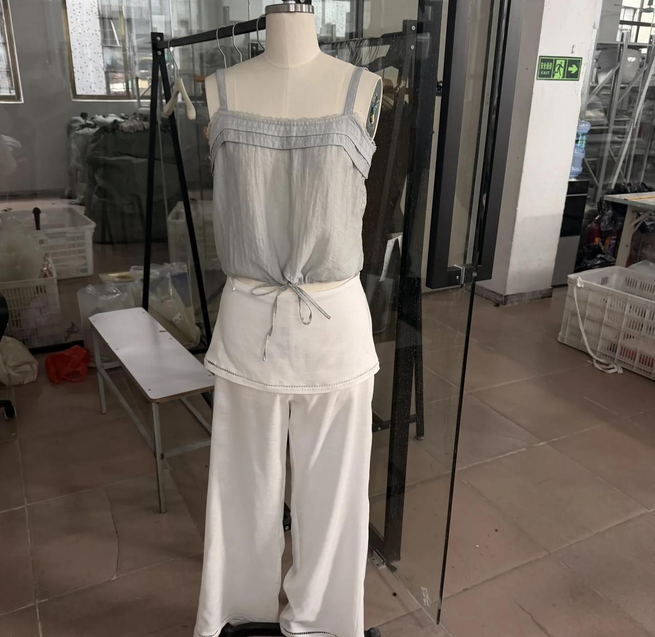 露思私服吊带和裤子都打好咯
赵露思同款 露思同款 赵露思穿搭 吊带衫 夏日小吊带