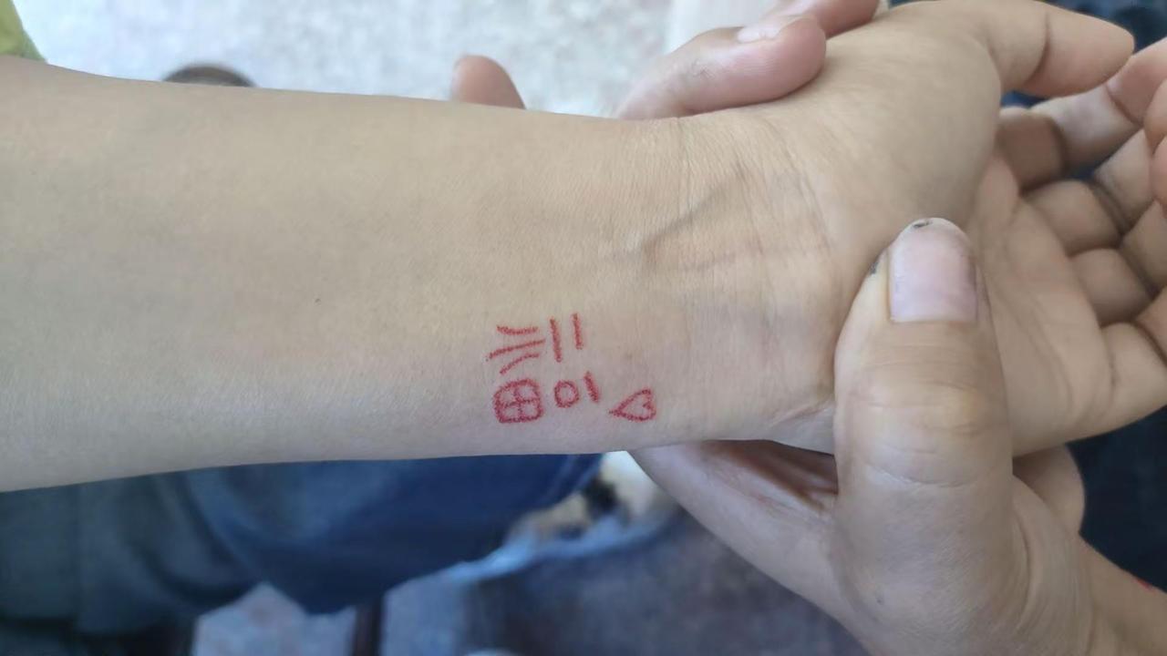 中年叛逆期到了，39.9的快乐，腕福=万福♥🥰🥰甚是喜欢，悄悄告诉你们哦一点