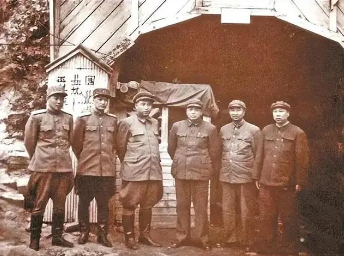 “我不会去参加他的生日！”彭老总愤怒的说道。

1950年朝鲜战争爆发后，中国派