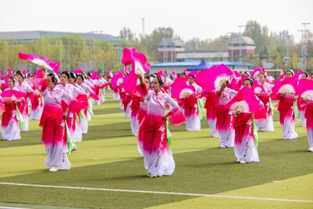 4月16日，国家级非物质文化遗产——胶州秧歌精彩亮相青岛农业大学运动会开幕式，成