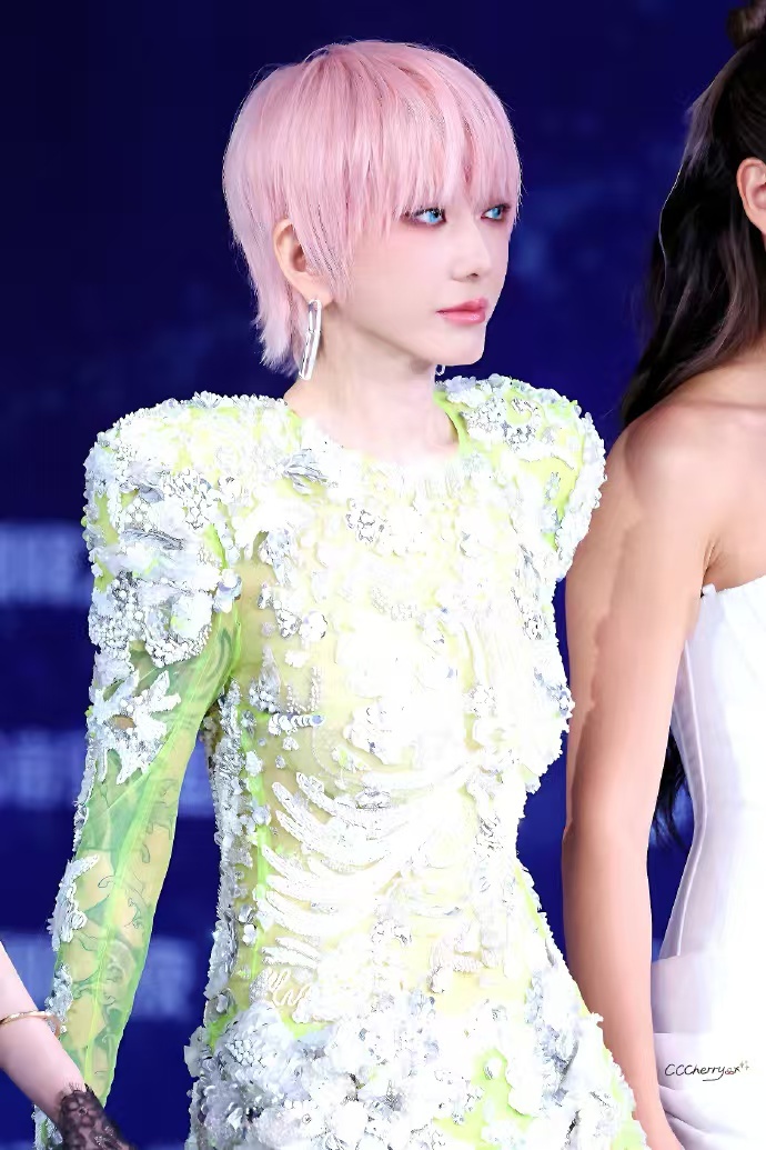 刘忻绿瞳 绿瞳+粉发的神仙组合！巅峰之夜红毯上自带高光，赛博魅魔感拉满，重工钉珠