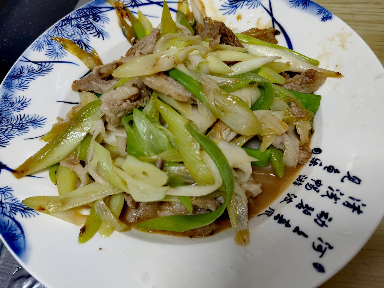 父女俩的晚餐。
晚上做了个葱爆羊肉丝，不是羊肉片，是从羊排上割下的肉，切不成片，