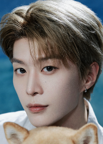 1.小个子导演不像以前那样炫富，是怕招惹到目标性太强的男模，之前被一家夜店男模半