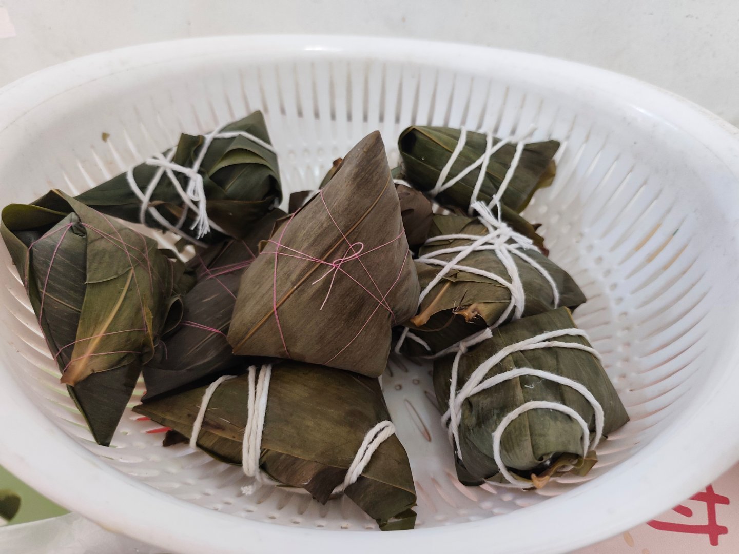 上一次包粽子还是在小学时在永定跟奶奶一起包的，包了两种：纯糯米的，猪儿嘟嘟指定的