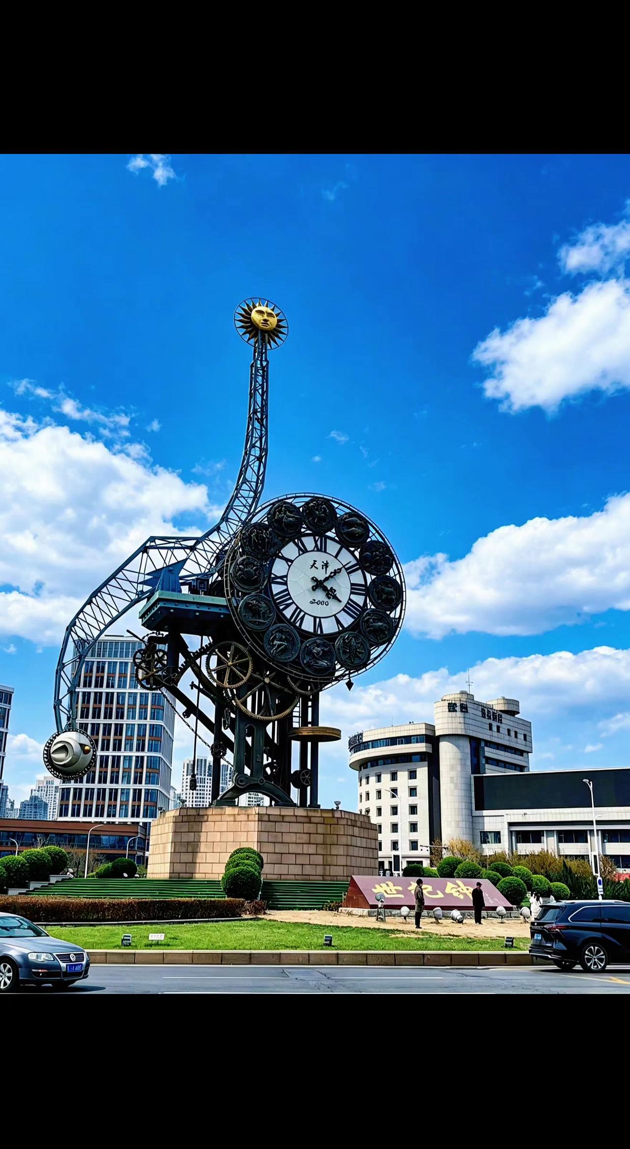 🕰️齿轮咬住天津的晨，指针搅碎流云☁️。老钟摆晃着新旧光阴，谁在刻度里藏了故事