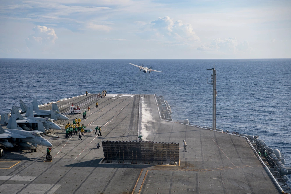 6月25号，美国海军C-2A“灰狗”舰载运输机在尼米兹号航母(CVN-68)完成