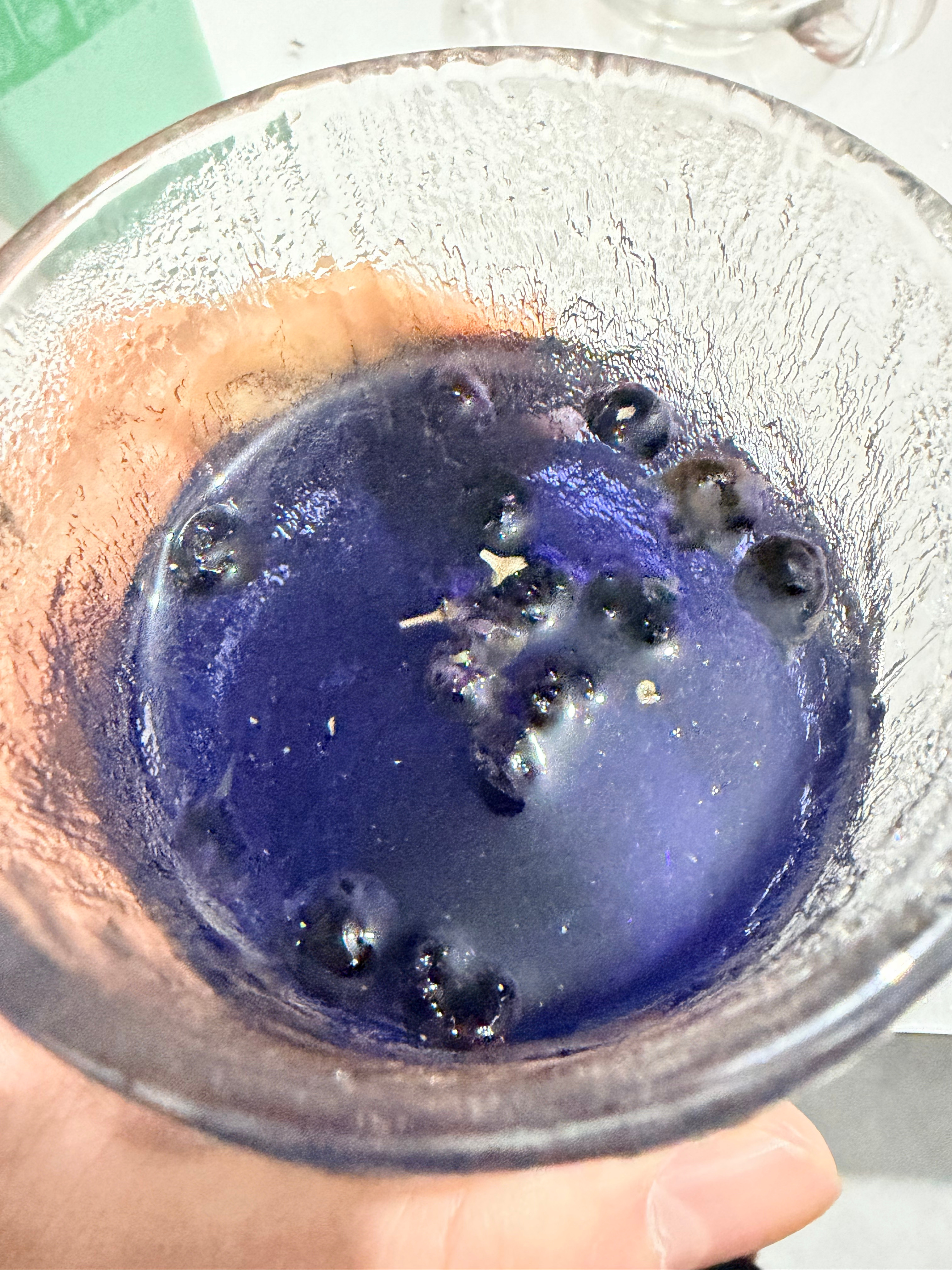 到家喝了一杯黑枸杞，泡出来竟然是这个颜色，小梦真的是这辈子第一次见