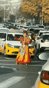 这名男子是疯了吗？穿着奇异衣服，男扮女装，走去大马路中间开直播，马路车子来来往往