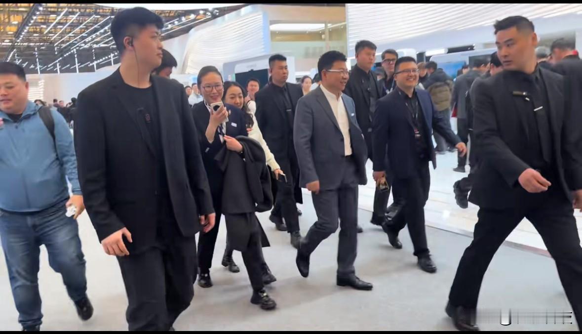 网友逛AWE2026的时候偶遇了余承东，本人比镜头里更有气场，走路的时候步子很快