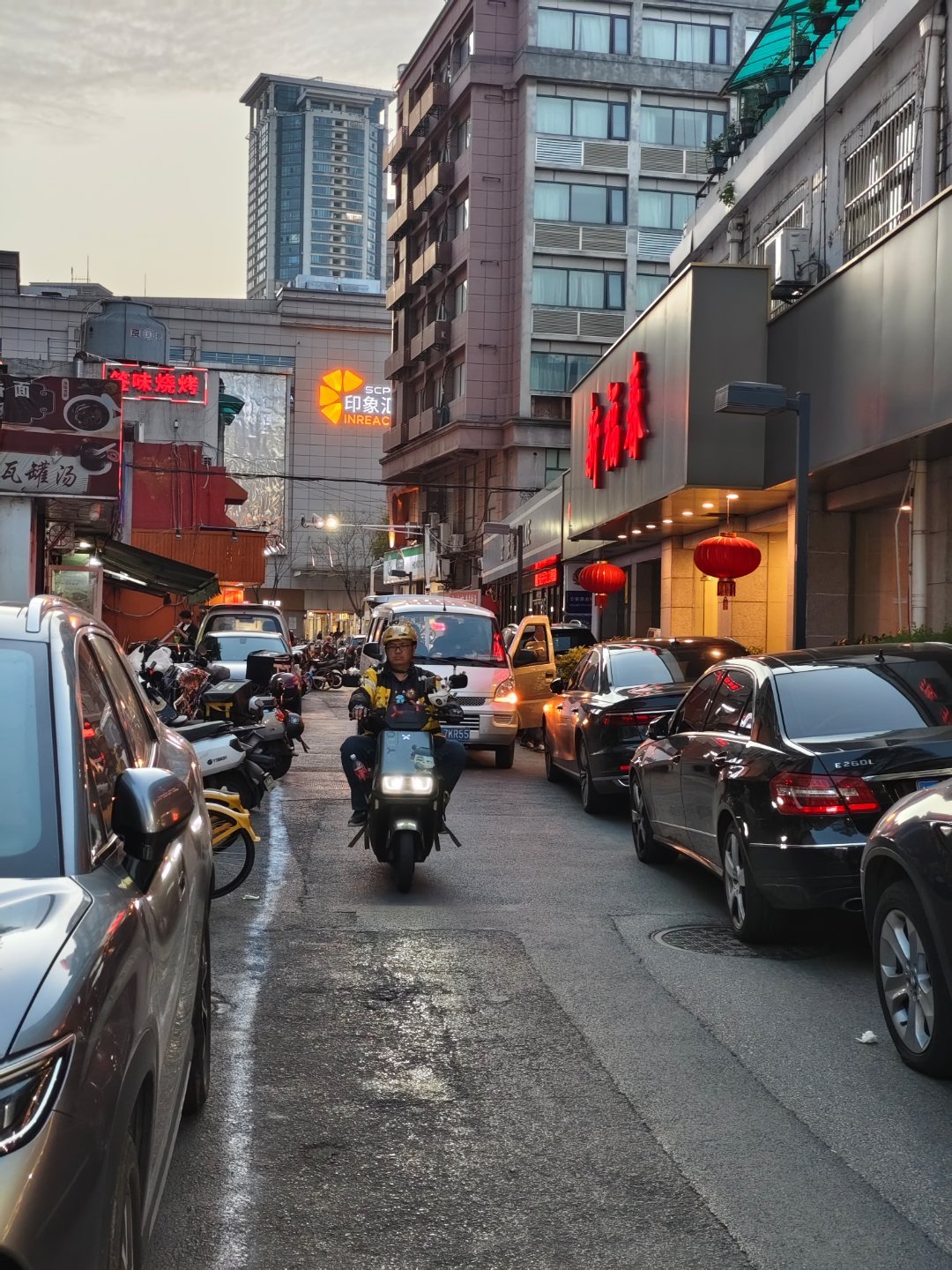 在市中心停车真的受罪，在小巷子里慢慢往前挪，堵得后面的外卖小哥急得直按喇叭催，我