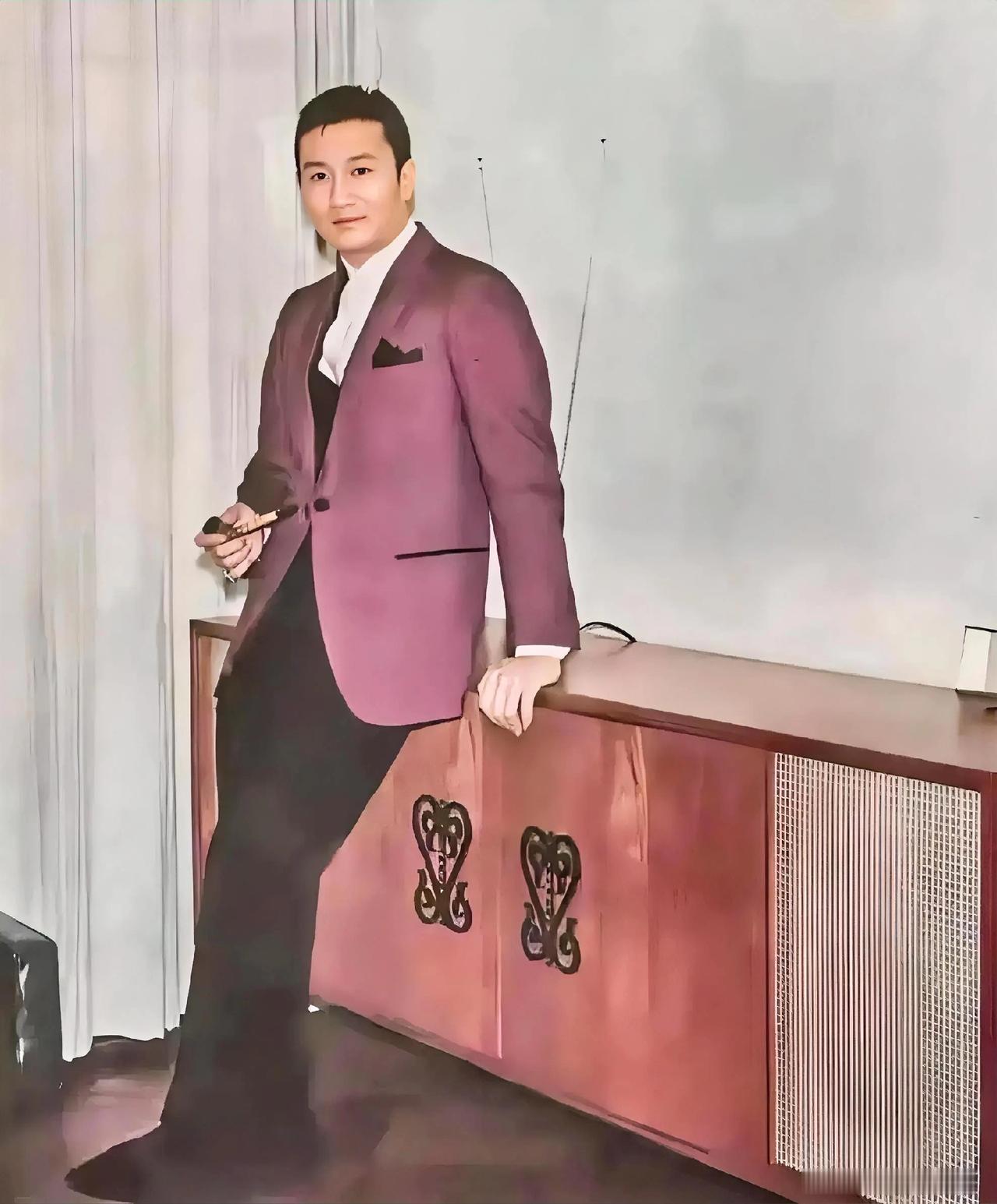 香港演员谢贤去世，享年89岁。昨天刚看完他参演的《功夫足球》，今天下午便看到这则