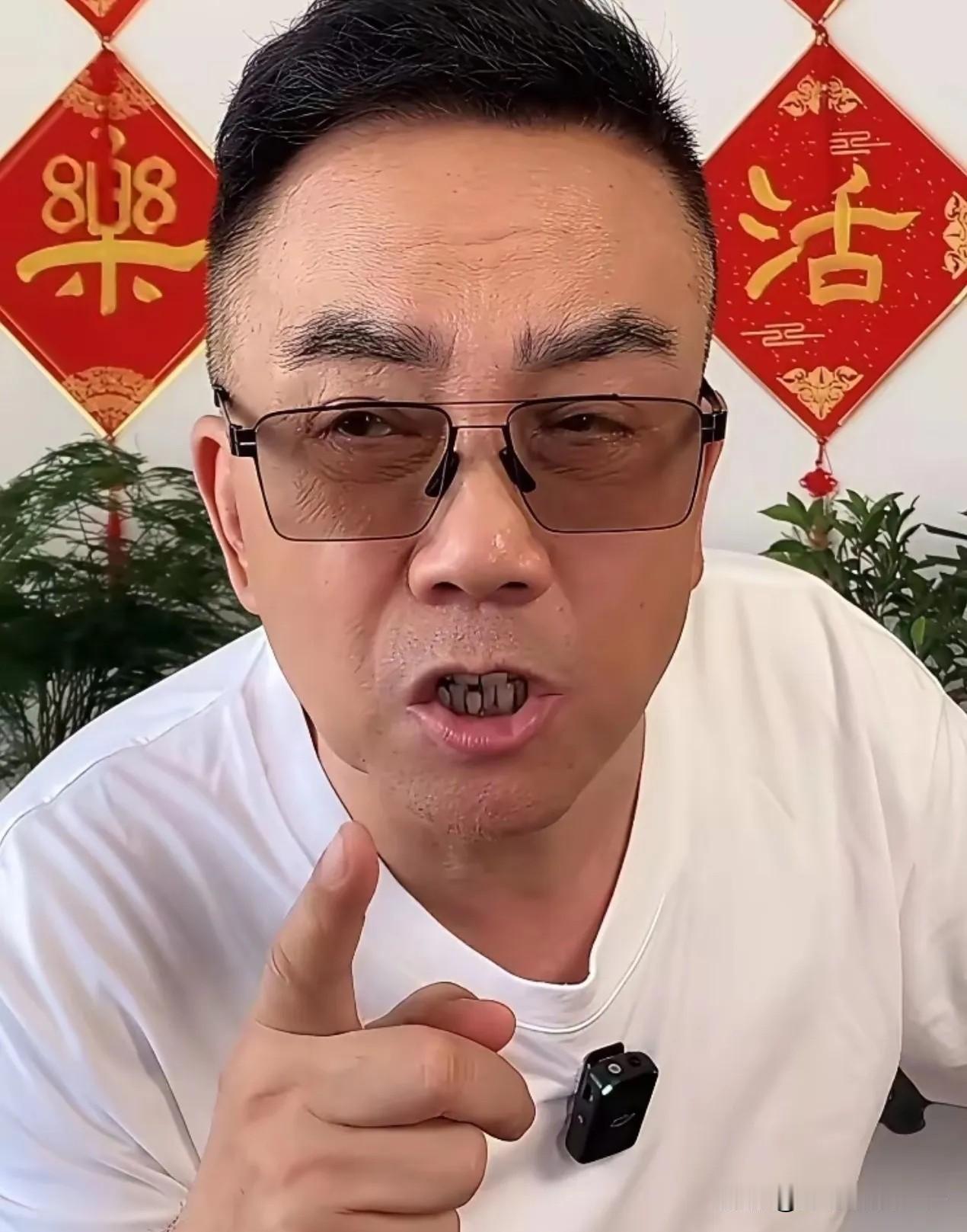 杨议估计做梦都想不到自己会踩上和郭德纲同款的坑。

三个月前郭德纲因改编红歌被武