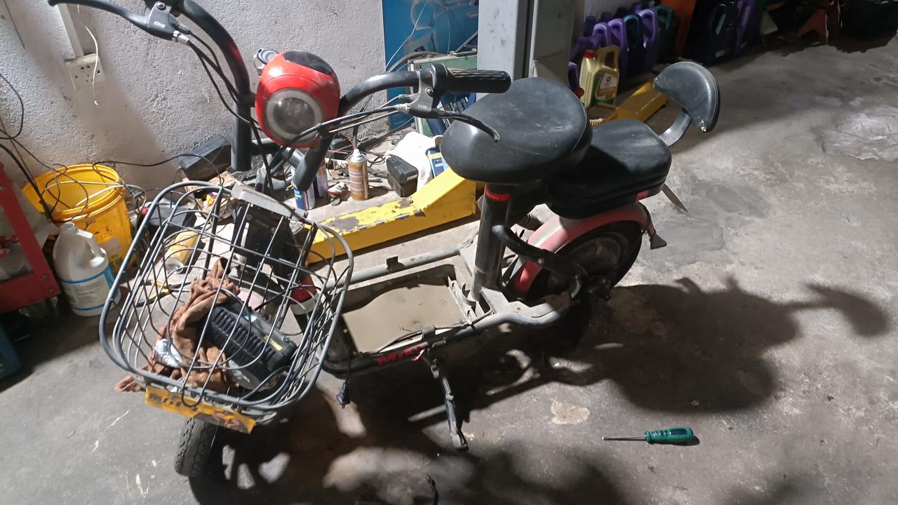 这是闲置了2年的小电车，充电不了了，以为换个电瓶就可以了。真是没想到，电瓶都让人