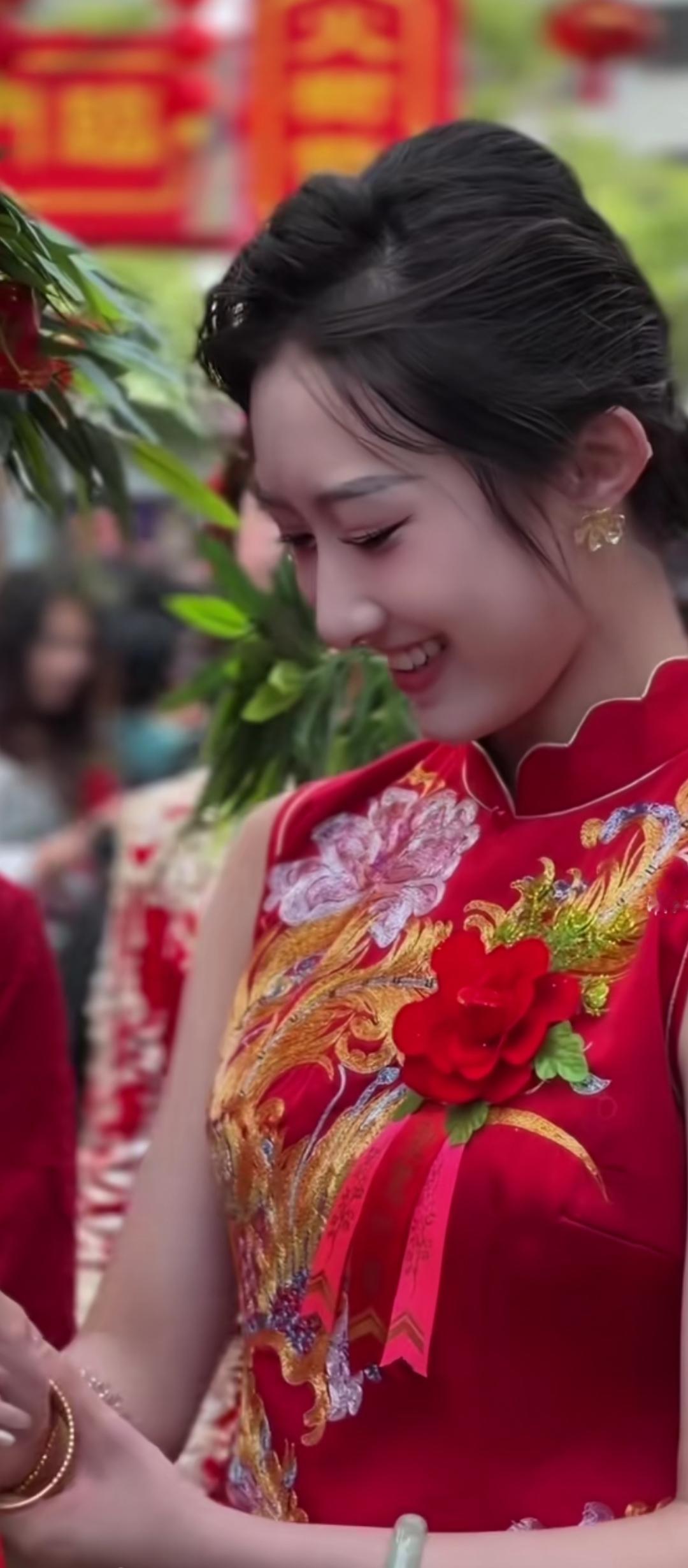 红衣美人笑，花枝招展间。