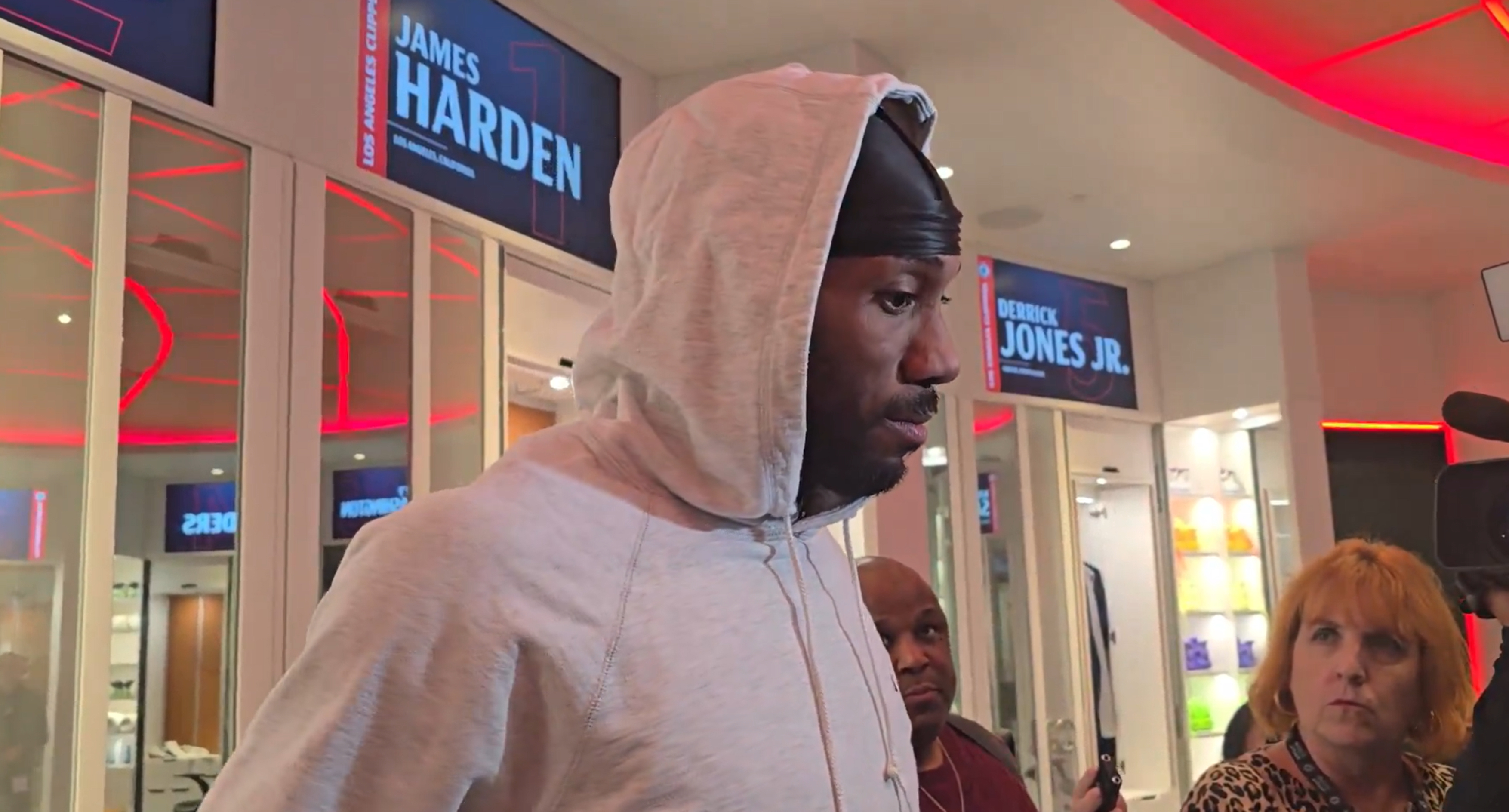 莱昂纳德谈哈登：我对此没有任何评论，我尊重哈登的决定，或者说不管是谁做出的决定。