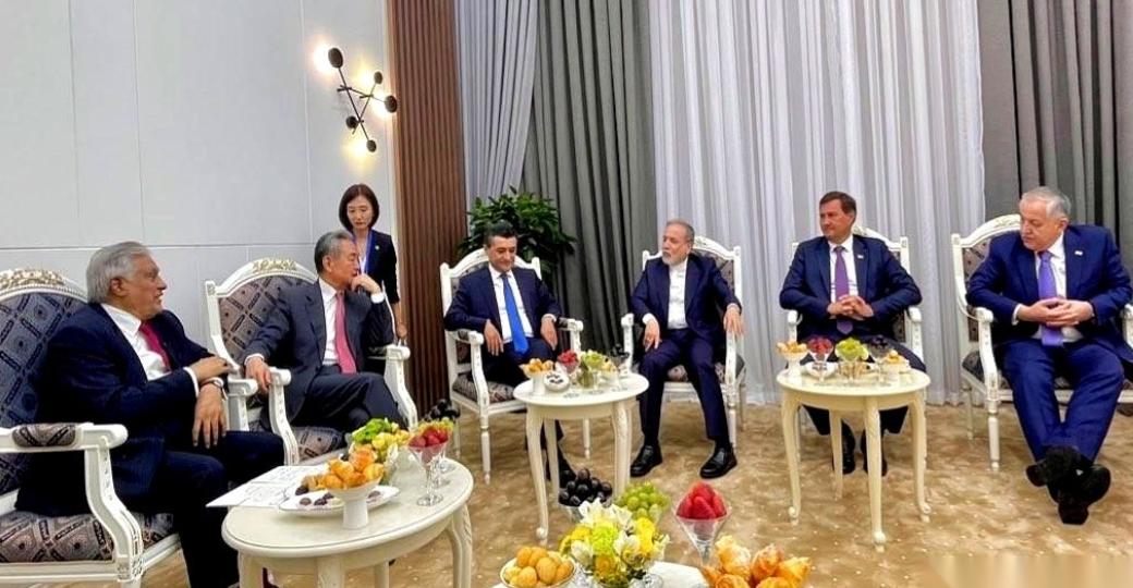 上合外长会的会场外，有个细节藏都藏不住

2026年7月24日，吉尔吉斯斯坦乔尔