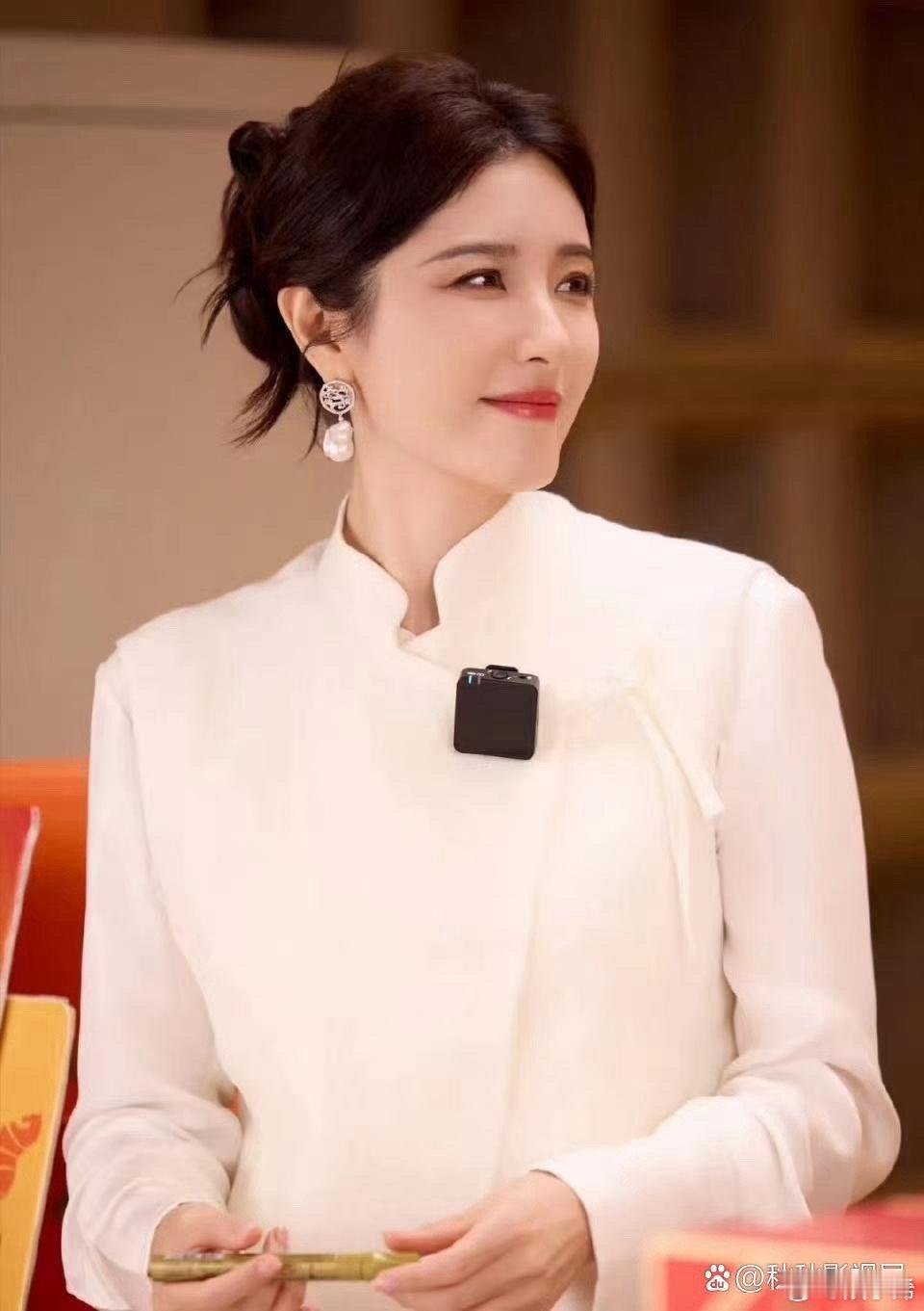 曾黎直播到一半灯踏了，把美女给吓坏啦！ ​​​