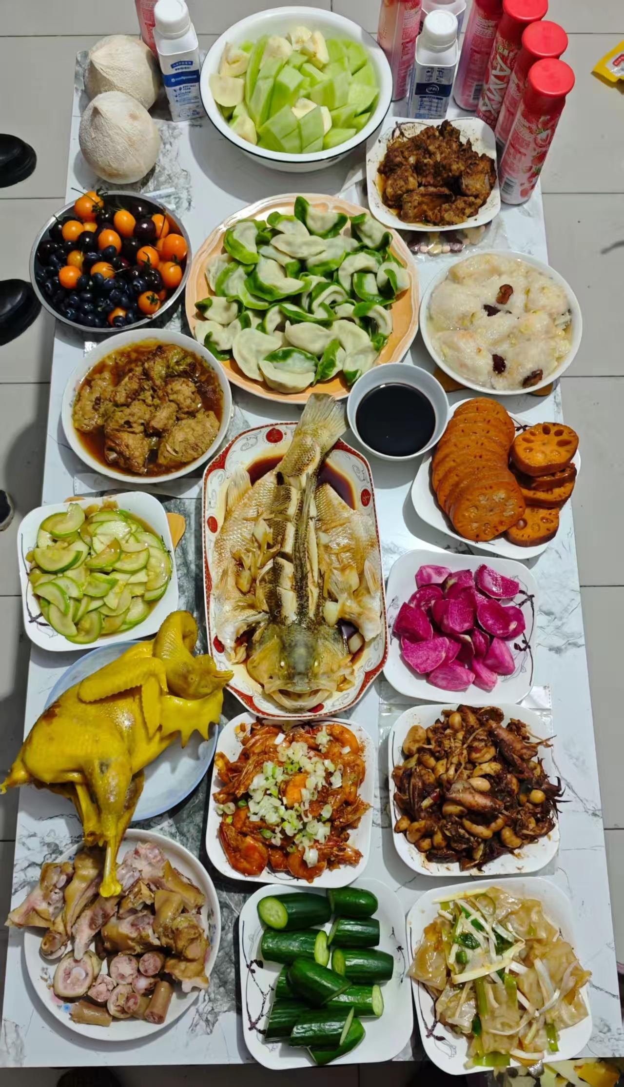 俺是个地道的河南人，
过年了，
只会做点河南菜。
中不中……