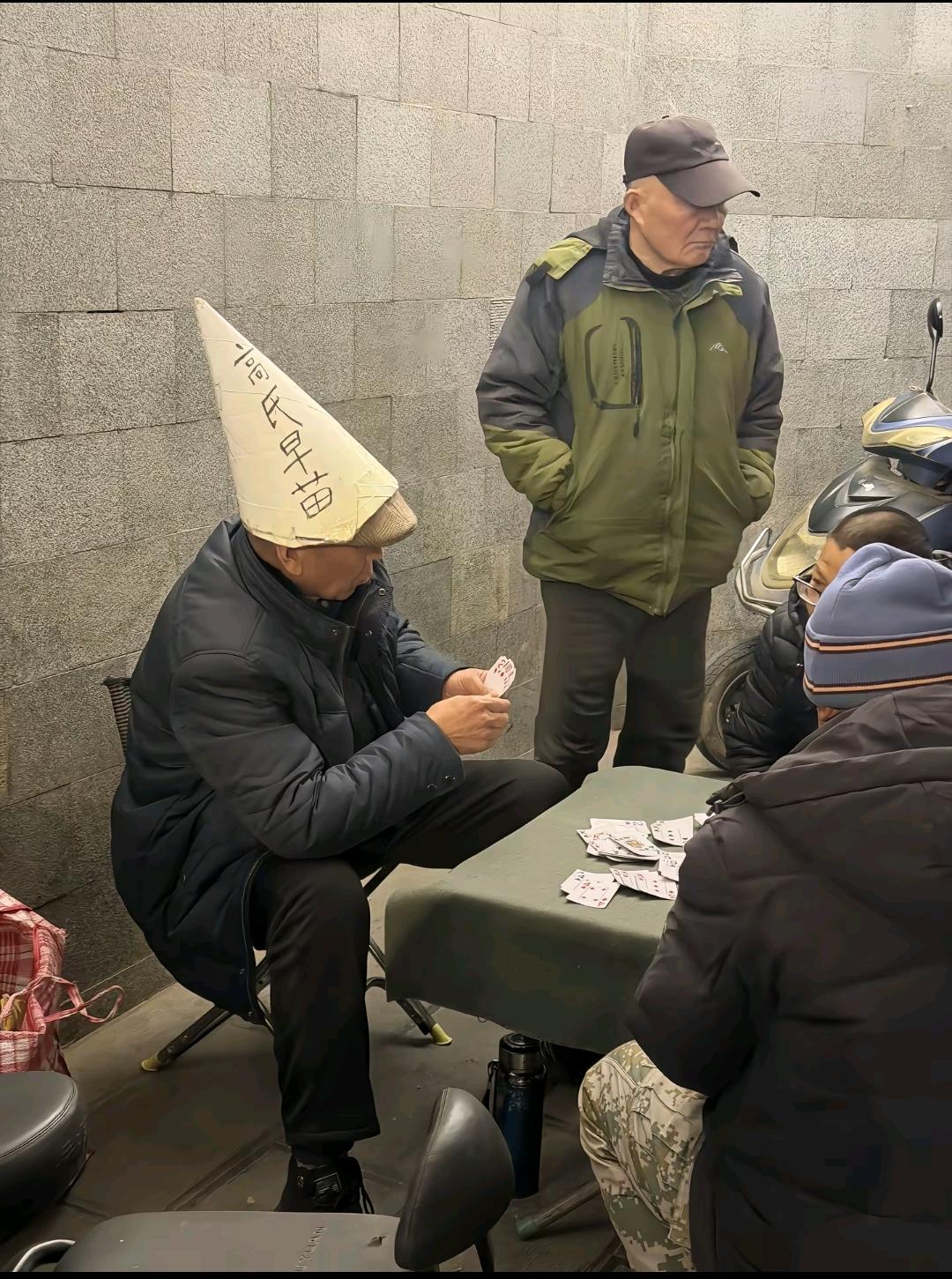 《社区“赌神”诞生记：纸帽一戴，谁都不爱》

社区居委会后巷的墙根下，每天下午三