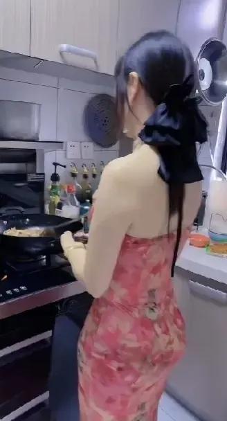 当今社会，肯下厨房做饭的女人越来越少了。
在所有男人的心目当中，女人应该是出得厅