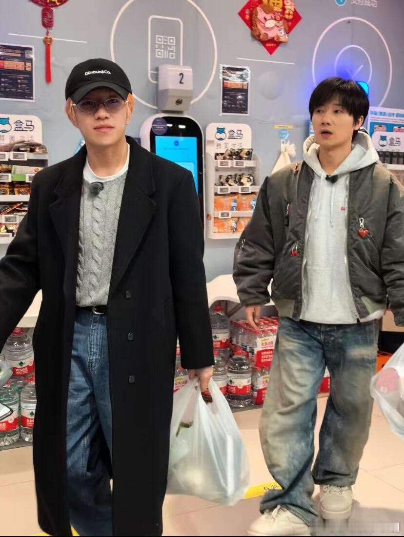 老钱风王一珩和ovsersize蒋敦豪这是又玩上互换穿搭啦王一珩‖蒋敦豪‖十个勤