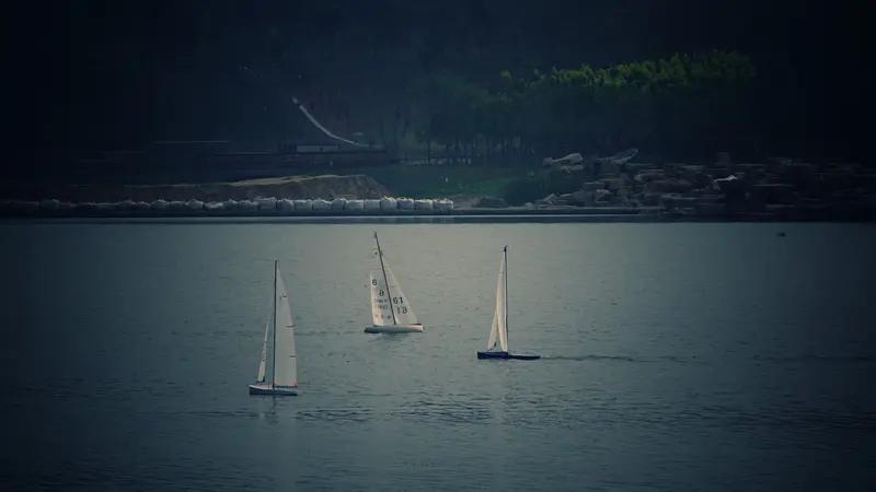 上联：江波浩渺连天碧；
下联：帆影轻摇入梦深。
此下联与上联意境相契，帆影轻摇更