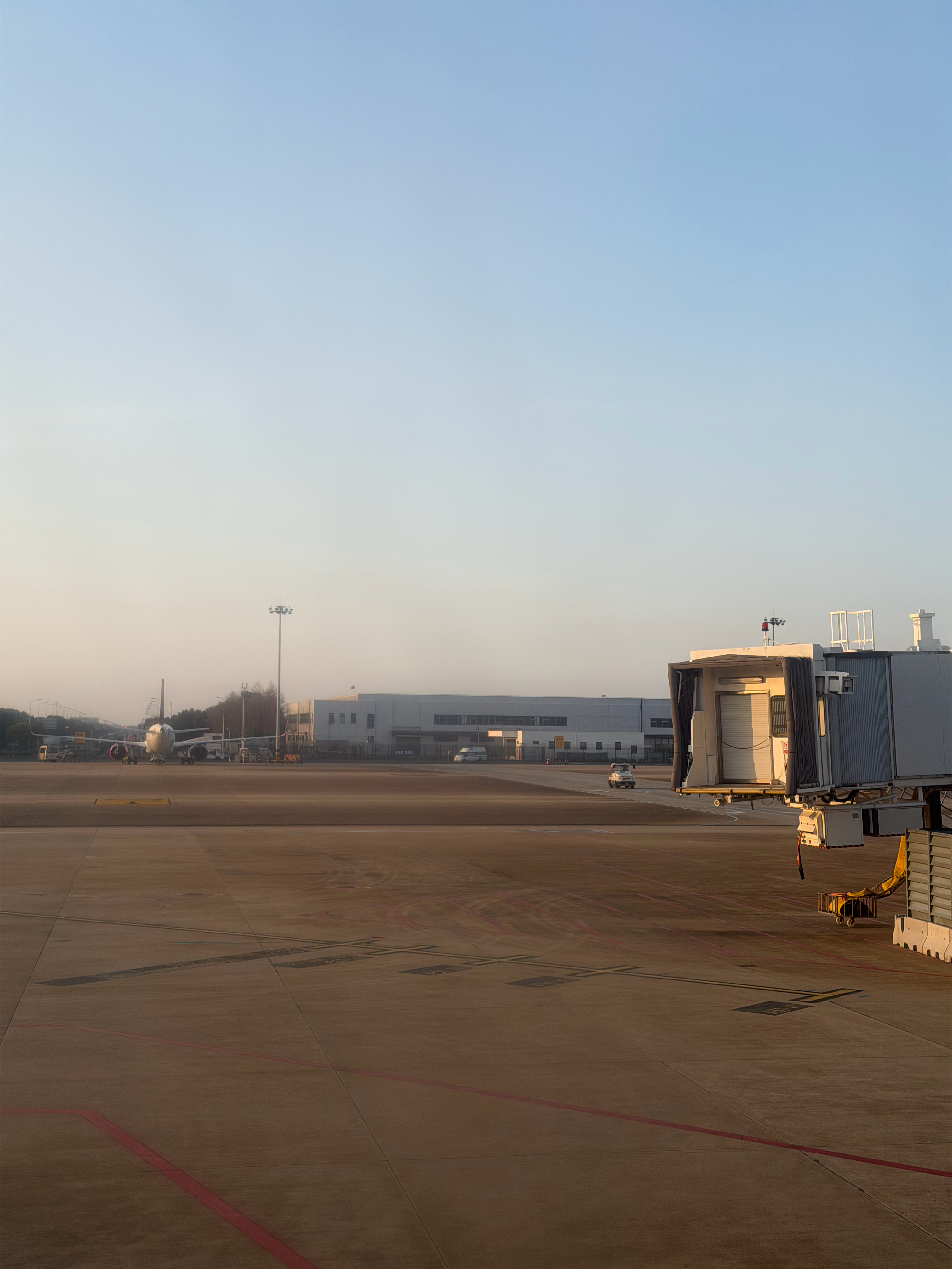 这个月的第三趟上海晚上有必要跟女粉丝在外滩散个步了 上海·上海浦东国际机场