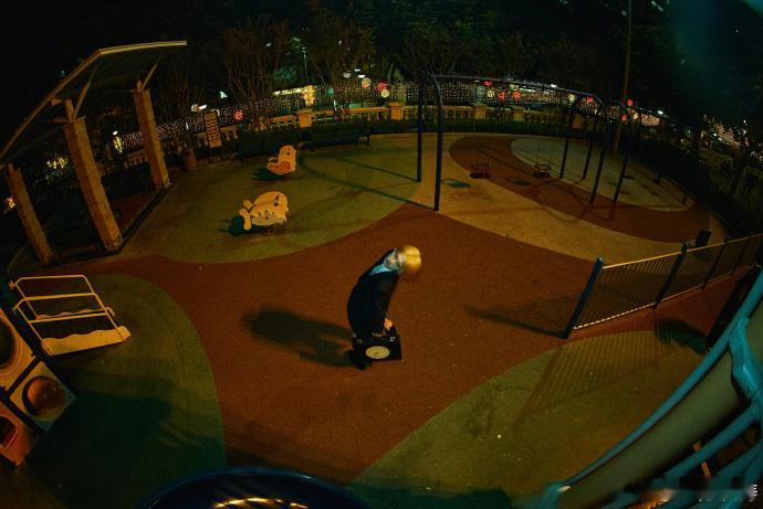 周震南深夜离家出走 西服短裤长筒袜的穿搭，周震南把这种风格演绎得简直太完美了，帅