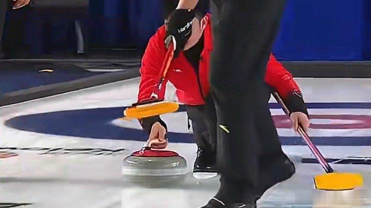 中国冰壶男队战胜日本进军冬奥会最后一投太牛逼了 