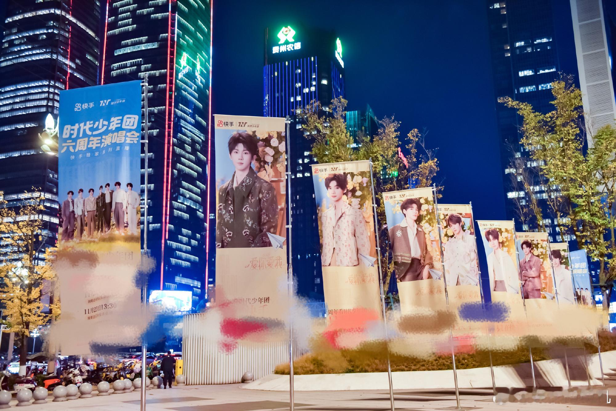 喜欢一个人很久很久，终于在现场抽到他的小卡，那是一种无法言说的圆满，像是宇宙悄悄