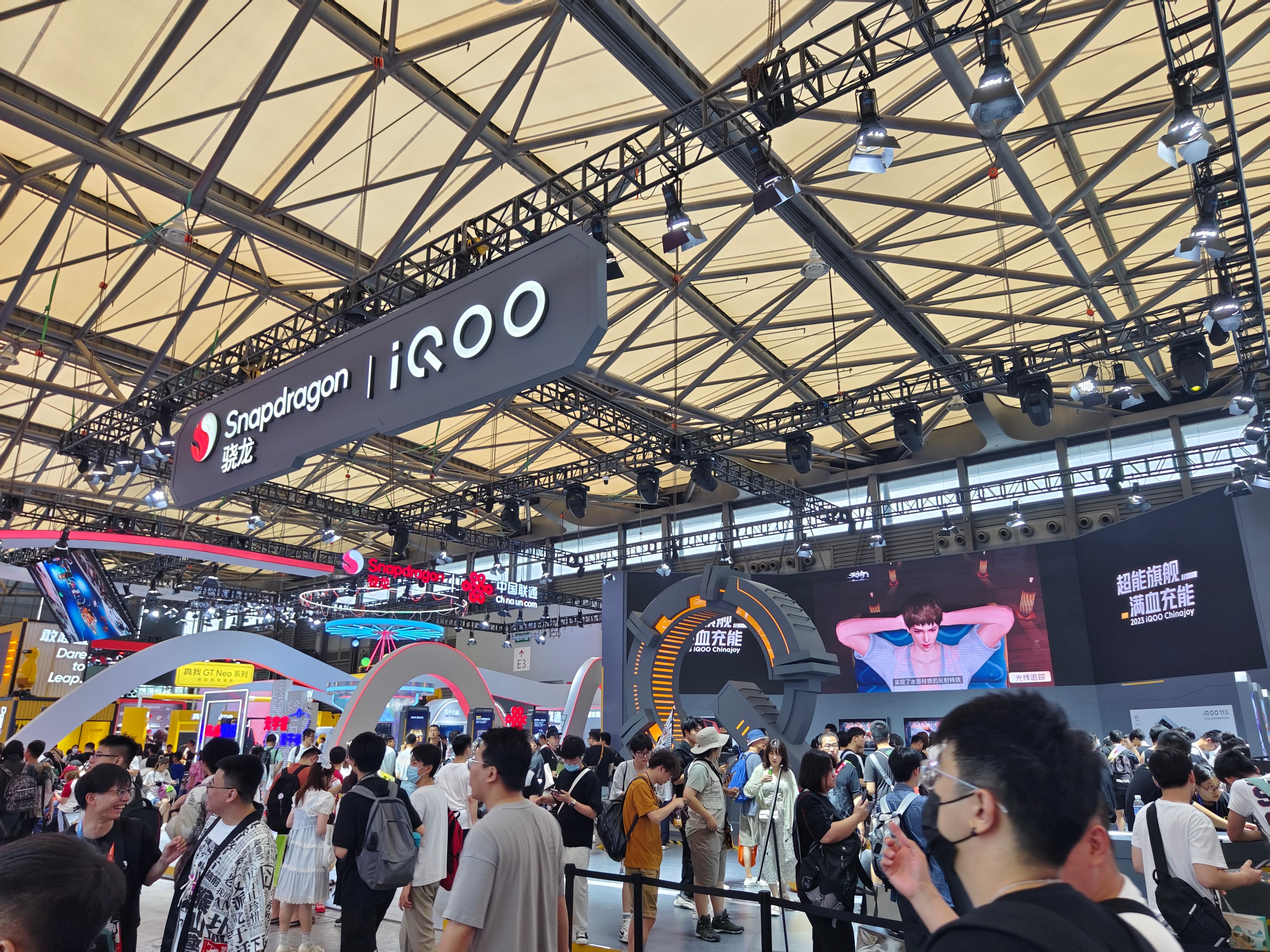 #CHINAJOY# iQOO的展台挺嗨的，还有产品经理5V5水友赛[并不简单]