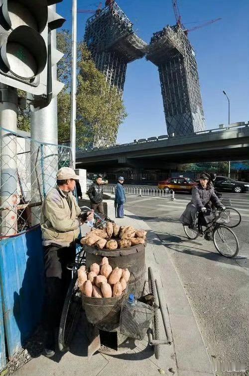 建造中的央视大楼 ​，北京，2007年 ​​​