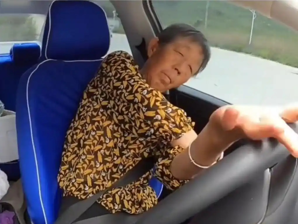 看到讨论半幅方向盘了，我持鲜明的反对态度。核心原因是对换手动作影响很大，方向盘转