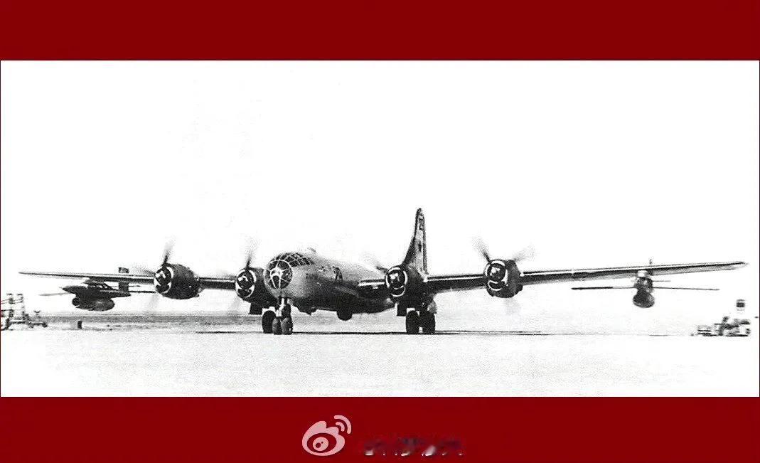 此图为60年代中国空军图-4战略轰炸机携带两架苏制拉-17无人机执行任务的照片。