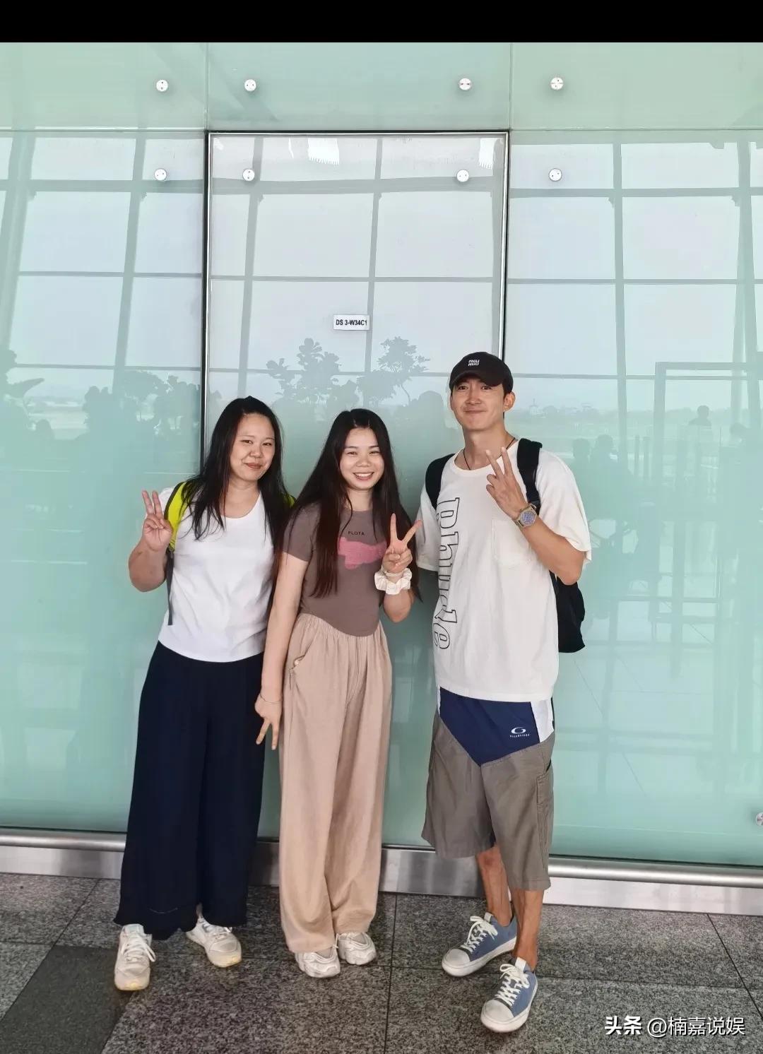 王阳一家子现身越南旅游，生图的他，看着好年轻，真不像快五十岁的人。
他戴着棒球帽