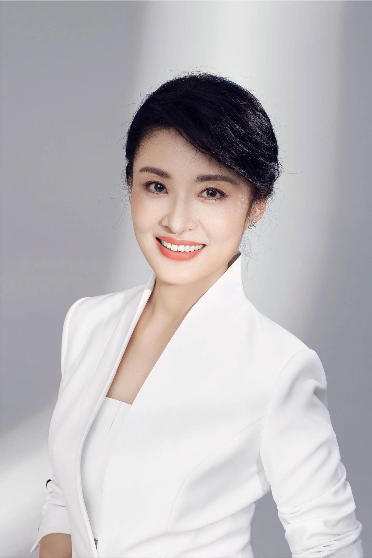 岁月从不败美人！57岁周涛现身时尚红毯，明眸皓齿，摇曳生姿，网友大呼有一种过年的