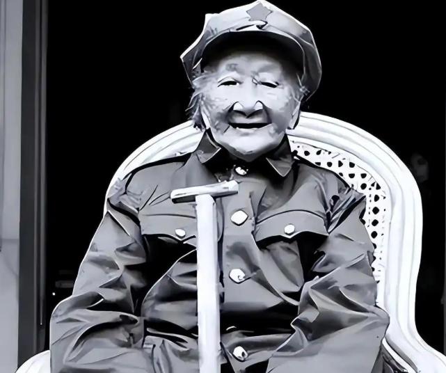 1962年朱德来到江西，得知昔日的女红军王泉媛还在乡下务农，十分感慨：不能让功臣