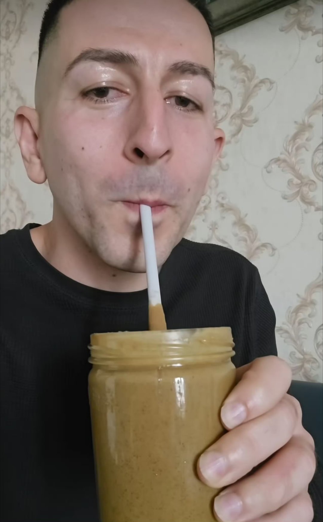 碳水哥震撼中国人活了几十年第一次听说拿麻酱当饮料喝的，真让我大开眼界。 