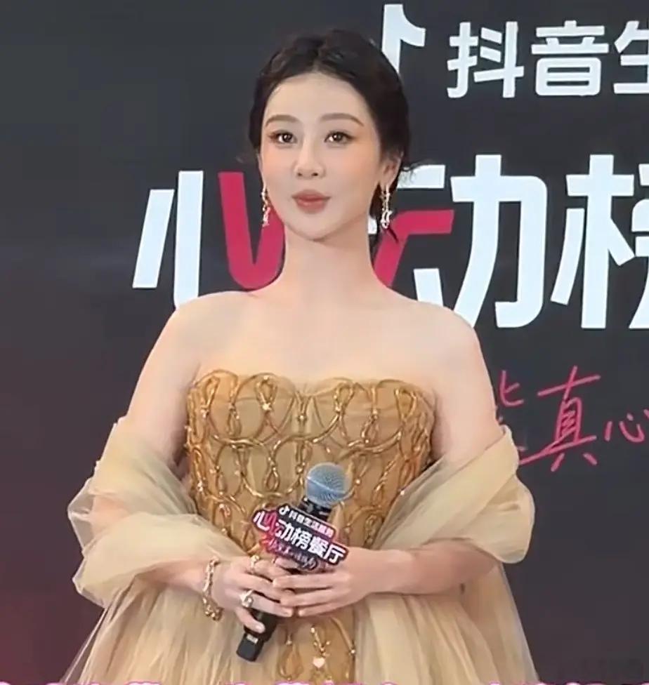 杨紫活动 生图vs直播截图哪个更好看 
