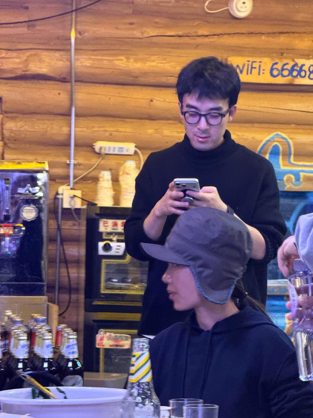 偶遇贾玲张小斐吃火锅贾玲工作完第一件事和张小斐聚餐 1月22日，有网友分享偶遇一