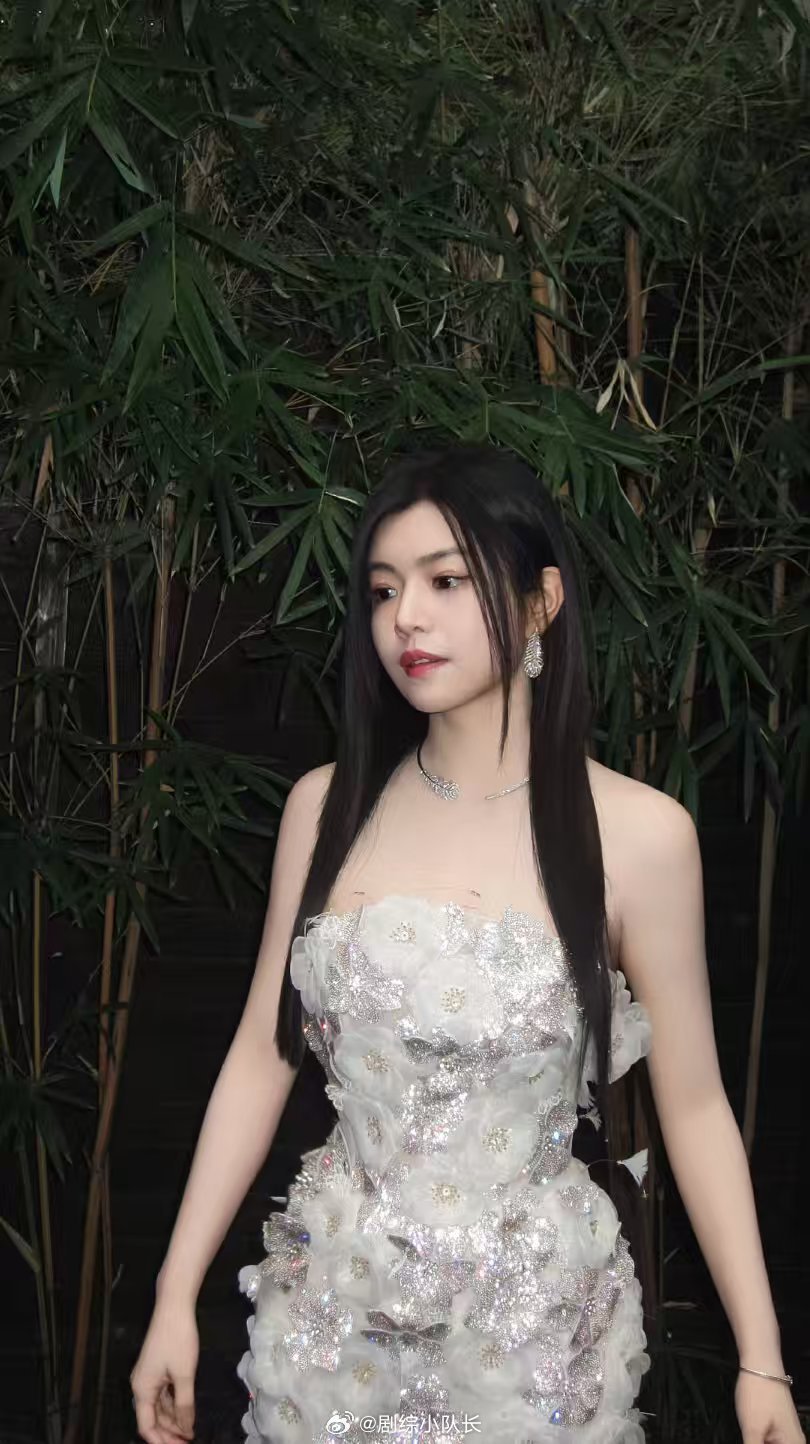 浅色鎏光，春韵藏不住。以缎面抹胸长裙赴春日之约，温柔灵动，光芒自现。生命力与时尚