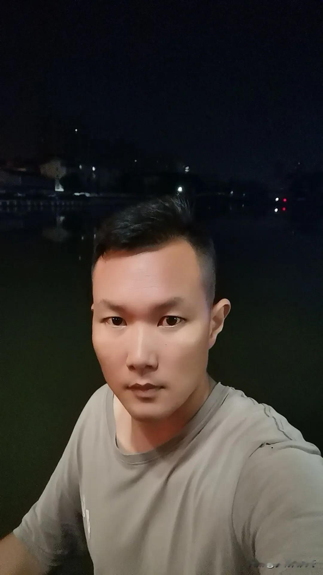 雨夜，我驾驶我的宝马s1000飞驰在汉江大桥，这一刻，我找回了曾经的自己，宝马s