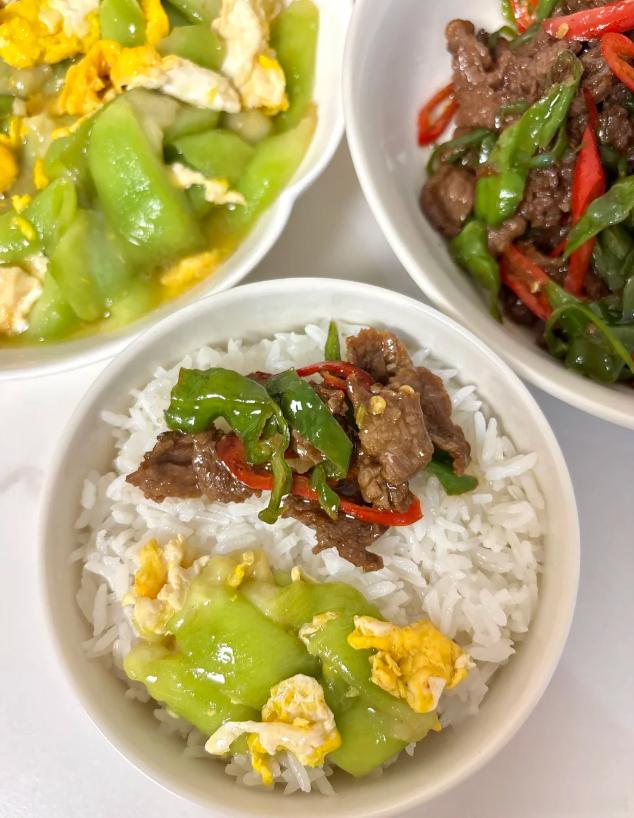 简单吃点。老婆做的，怎么样看着香不香，有没有食欲