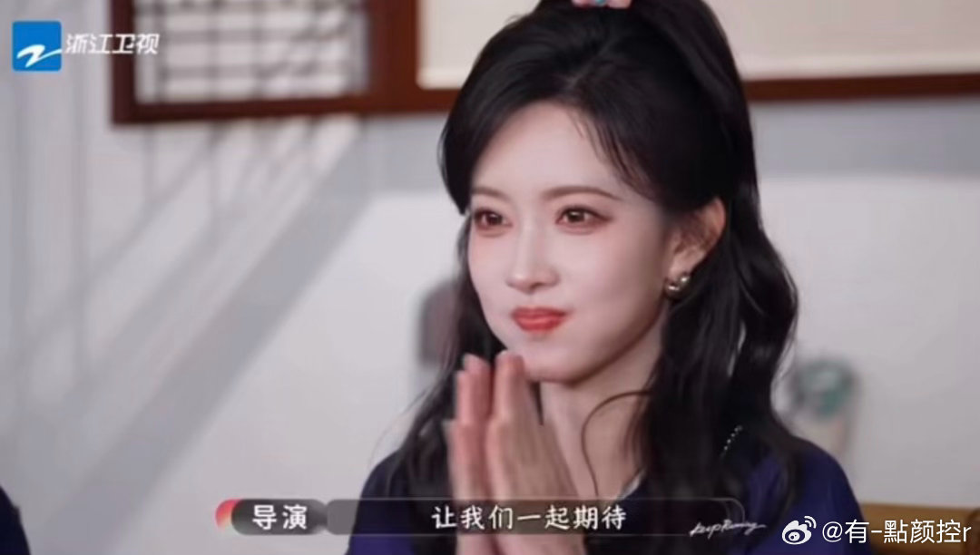 范丞丞帮李晨解围 李晨帮孟子义宣传新剧说错剧名的时候，范丞丞的反应太快了。他笑着