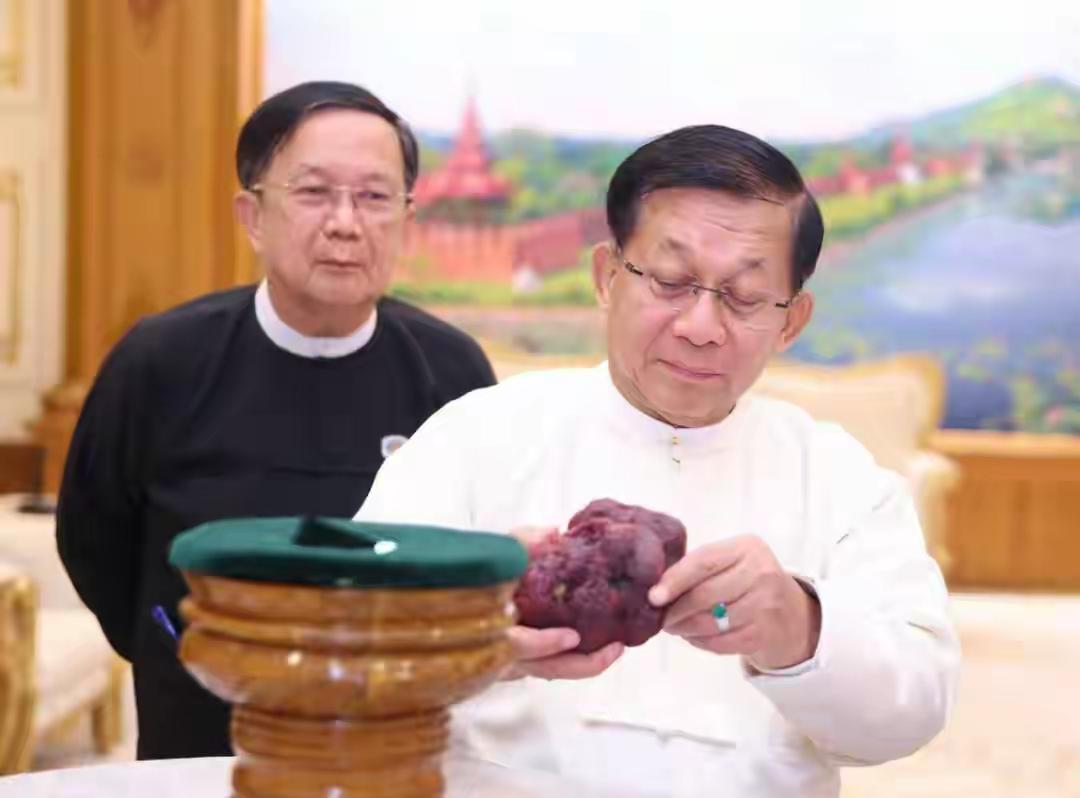 缅甸出土11000克拉巨型红宝石，这可是个大新闻！要知道，一克拉等于0.2克，1