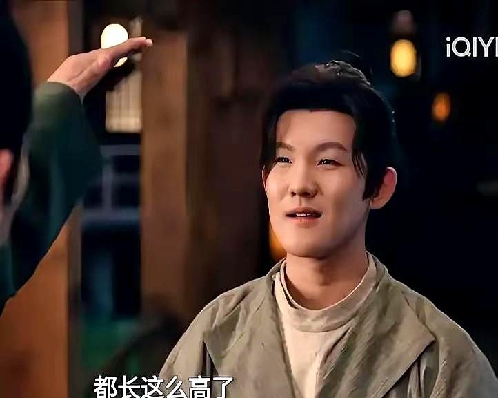 这是杨志刚的亲儿子：杨子睿！
他爹杨志刚就把儿子带进《唐朝诡事录3》的剧组里客串