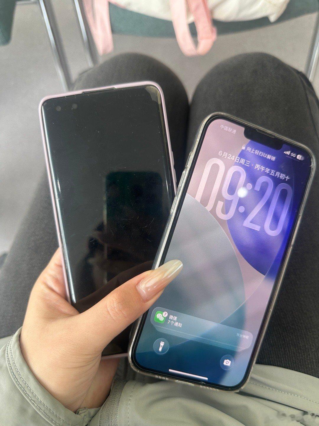 乐，来新校区当冤大头苦力，被不认识的招生老师塞了俩手机让我回消息，一个有密码解不