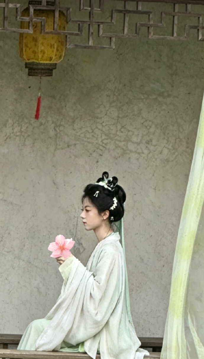 赵今麦《一念江南》造型路透，古装的麦麦这身古装清新绝美，721黄山开机记得蹲哦!