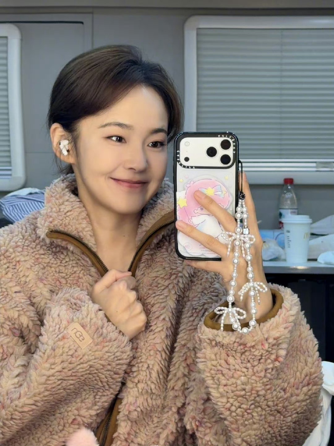 张佳宁姐姐咋越来越年轻了 状态好好呀，皮肤嫩得可以掐出水