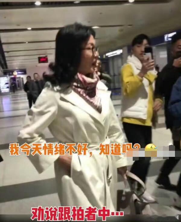 金星回国，在机场看到有人拍他，他恨恨的说：别拍了，心情不好没看到吗？ 